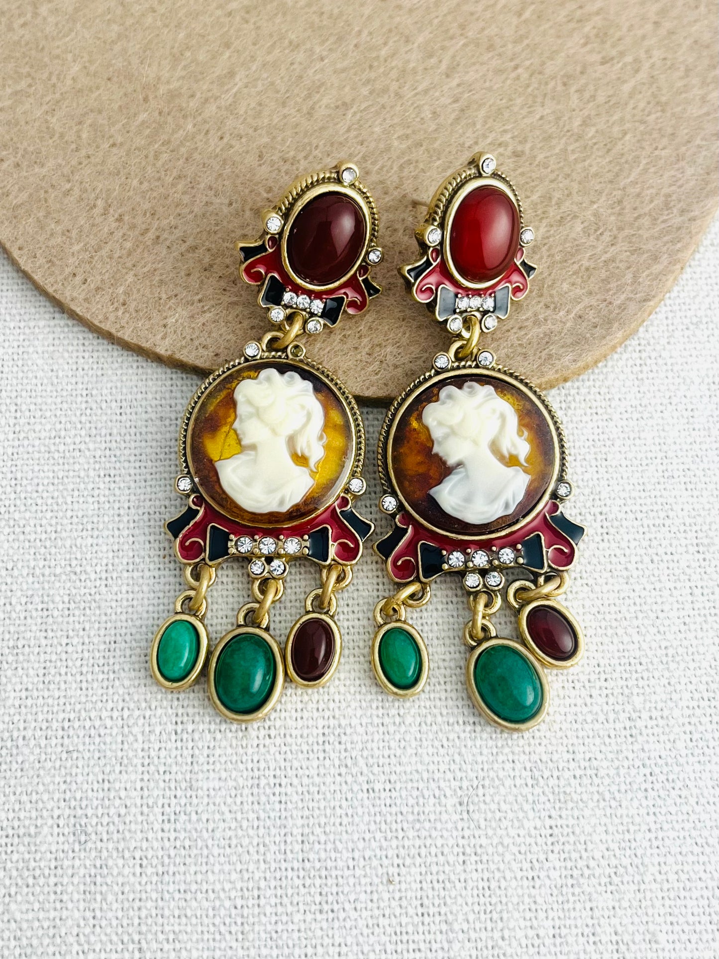 Gold Camelot Red Green Agate Pendant Earring
